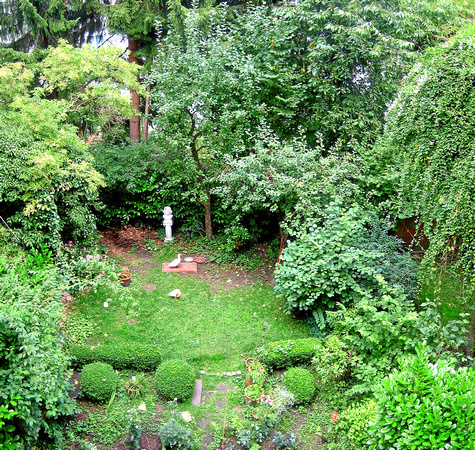 Blick vom hinteren Balkon auf Garten