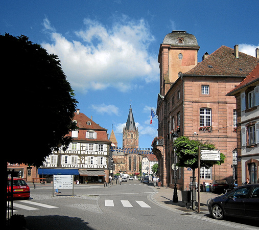 "Rue Nationale"  mit Rathaus in Weissenburg - Elsass