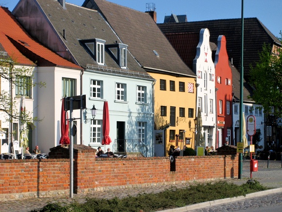 Alte Häuser am Alten Hafen von Wismar